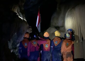 Fenomenal, KOMMAPALA WINNETOU UNRI Kibarkan Sang Merah Putih di Perut Bumi