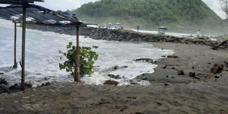 BPBD Minta Warga Kebumen Waspadai Gelombang Tinggi Pantai Suwuk