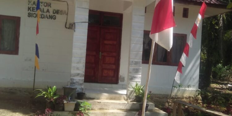Diduga Ada Pekerjaan Lain, Kantor Desa Siordang Buka Saat Tutup Jam Kerja