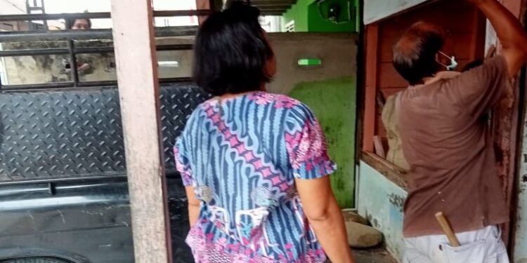 Oknum Kepala Lorong Rusak Paksa Rumah Janda