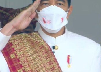 Pimpin Upacara di Istana Merdeka, Presiden Jokowi Kenakan Pakaian Adat Lampung