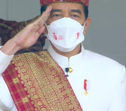 Pimpin Upacara di Istana Merdeka, Presiden Jokowi Kenakan Pakaian Adat Lampung