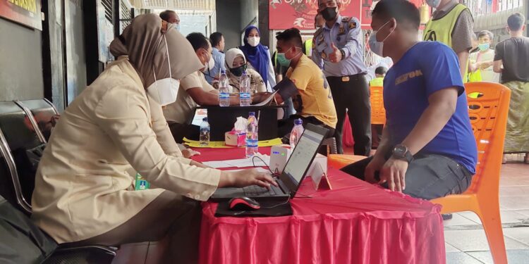 "Ini sebagai upaya kita dalam memutus mata rantai penyebaran serta untuk mendukung program pemerintah tentang pelaksanaan vaksin,"kata Yusnaidi, KalLapas Kelas IIB Lhoksukon.