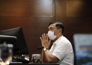 Menteri Koordinator Bidang Kemaritiman dan Investasi Luhut B. Pandjaitan menggelar Rapat Koordinasi (Rakor) terkait Uji Coba Protokol Kesehatan pada Sektor Industri Esensial dan Domestik
