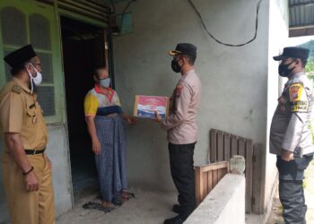 Sentuh Masyarakat, Kapolres Natuna Berikan Paket Sembako