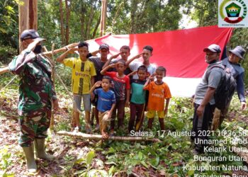 Para Pemuda Kibarkan Bendera Merah Putih Diatas Puncak Gunung Sebung
