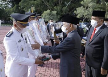 Bupati Asahan Serahkan Penghargaan Pada Upacara Penurunan Bendera HUT ke-76 Kemerdekaan RI