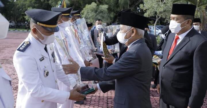 Bupati Asahan Serahkan Penghargaan Pada Upacara Penurunan Bendera HUT ke-76 Kemerdekaan RI