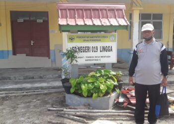 Kepala dinas pendidikan kabupaten lingga J Junaedi Adjam ketika berada di salah satu sekolah terpencil