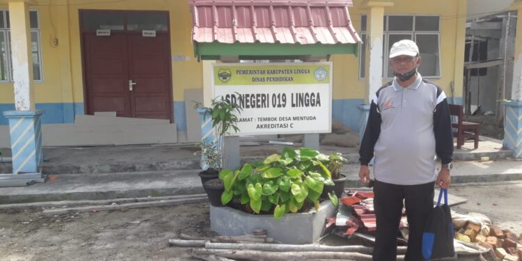 Kepala dinas pendidikan kabupaten lingga J Junaedi Adjam ketika berada di salah satu sekolah terpencil