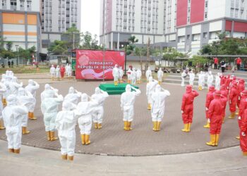 Tim Kesehatan Wisma Atlet Kemayoran Gelar Upacara HUT RI Ke 76