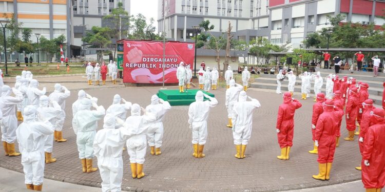 Tim Kesehatan Wisma Atlet Kemayoran Gelar Upacara HUT RI Ke 76