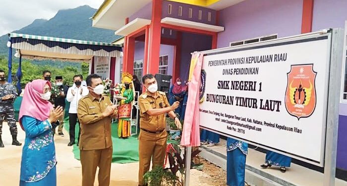 Bupati Natuna Dampingi Gubernur Kepri Resmikan SMK Negeri 1 Bunguran Timur Laut