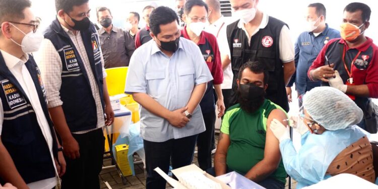 Bersama Menteri BUMN dan Ketua Kadin Indonesia, Bobby Nasution Tinjau Vaksinasi Massal