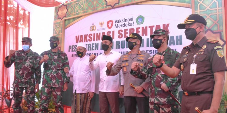 Kasrem 084BJ Tinjau Vaksinasi di Ponpes Sunan Kalijogo