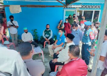 Bupati Karimun, Aunur Rafiq bersama Kapolres Karimun, dan Dandim melakukan takziah kerumah Usman (Pak Long)