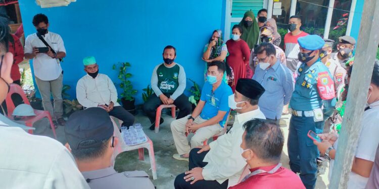 Bupati Karimun, Aunur Rafiq bersama Kapolres Karimun, dan Dandim melakukan takziah kerumah Usman (Pak Long)