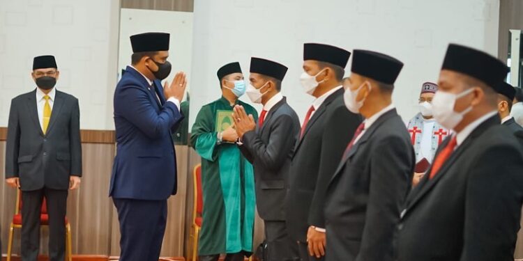 Wali Kota Medan Bobby Nasution melantik 12 direksi yang akan menjalankan tiga Perusahaan Umum Daerah Kota Medan di Balai Kota Medan, Rabu (22/9