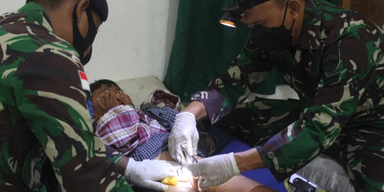 Peringati HUT Ke 76 TNI, Kodim 0317/TBK bersama Lanal TBK Gelar Khitanan Massal