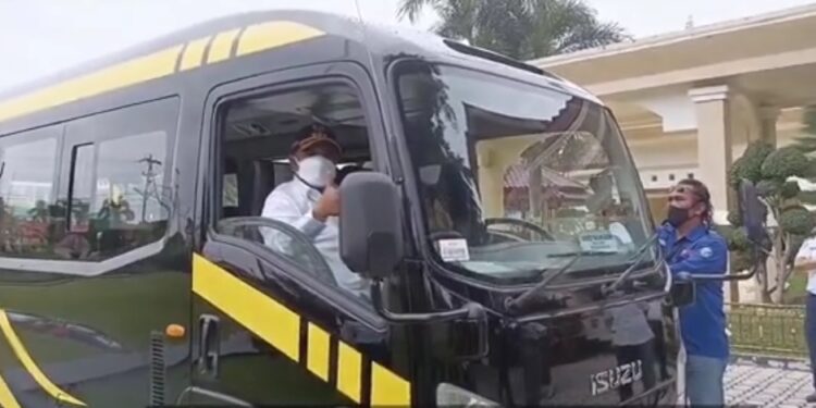 Kementerian Desa Pembangunan Daerah Tertinggal Beri Bantuan Bus Kepada Dua Desa Di Kabupaten Karimun