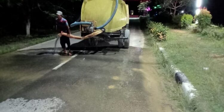 Median Jalan Semak Dan Taburan Sirtu Pada Akses Keluar Komplek Perkantoran SKPD Palas Di Bersih