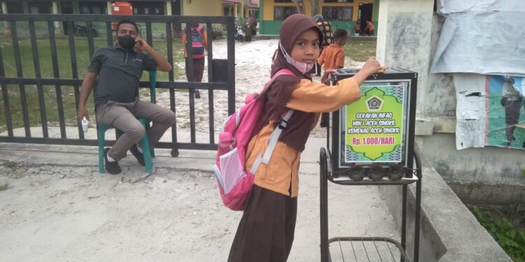 Setiap Jum’at, Siswa MIN Aceh Singkil Semakin Semangat Melaksanakan Gerakan Infaq Seribu Sehari