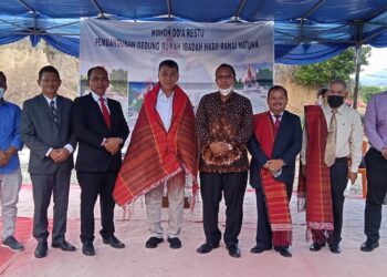 Bupati Natuna Dan Pareses HKBP Distrik XX Peletakan Batu pertama HKBP Ranai