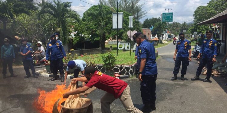 Petugas dan WBP Lapas Dabo Singkep Latihan Pemadam Kebakaran