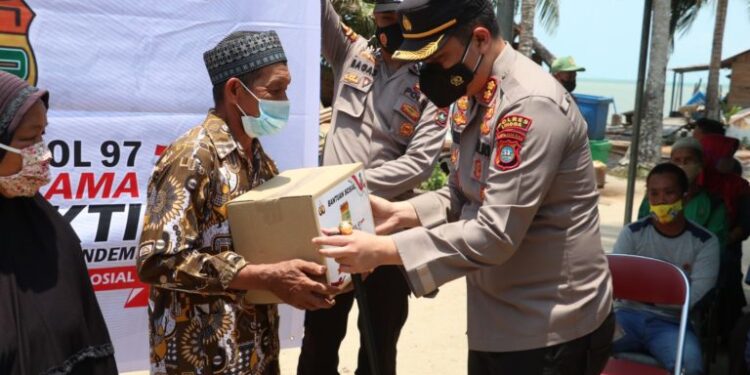 Polres Lingga Salurkan Bansos Alumni AKPOL 97 Wirapratama