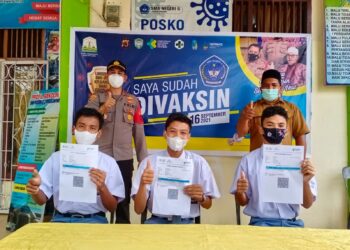 Polsek kecamatan Blang Mangat Dampingi Nakes Lakukan Vaksinasi go to school