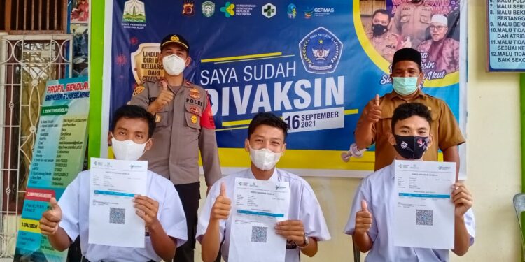 Polsek kecamatan Blang Mangat Dampingi Nakes Lakukan Vaksinasi go to school