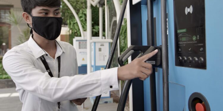 PT PLN (Persero) terus memperluas jangkauan Stasiun Pengisian Kendaraan Listrik Umum (SPKLU)