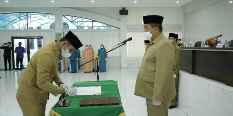Wakil Bupati Asahan Taufik Zainal Abidin , S. Sos, M. Si melantik 17 orang Pejabat Administrator dan 50 orang Pejabat Pengawas di Lingkungan Pemerintah Kabupaten Asahan
