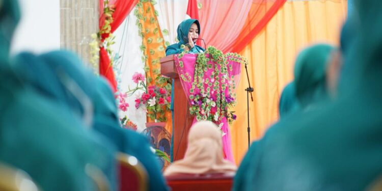 Ketua TP PKK Kabupaten Lingga, Maratussholiha Nizar lantik ketua TP KK Desa dan Kelurahan