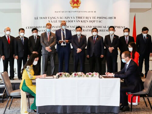 Ibu Nguyen Thi Thanh Binh, Wakil Direktur Umum Grup T&T dan Bapak Martin Neubert, COO & Wakil CEO Grup rsted, menandatangani Memorandum of Understanding (MoU) tentang kolaborasi strategis pada angin lepas pantai di Vietnam.