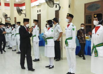 33 Orang Pasukan Pengibar Bendera