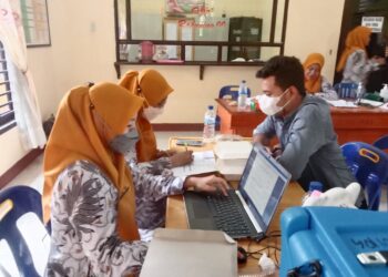 Nakes Puskesmas lakukan verifikasi peserta vaksinasi