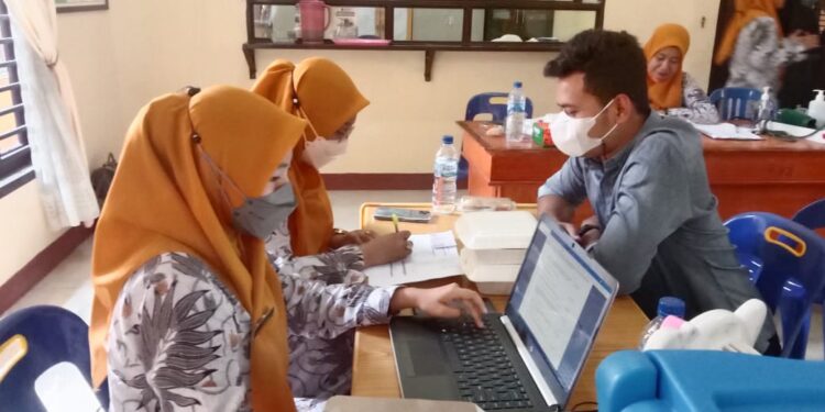 Nakes Puskesmas lakukan verifikasi peserta vaksinasi