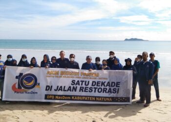 Sambut HUT Partai Nasdem Puluhan Kader Gotong Royong Bersihkan Objek Wisata Pantai Tanjung