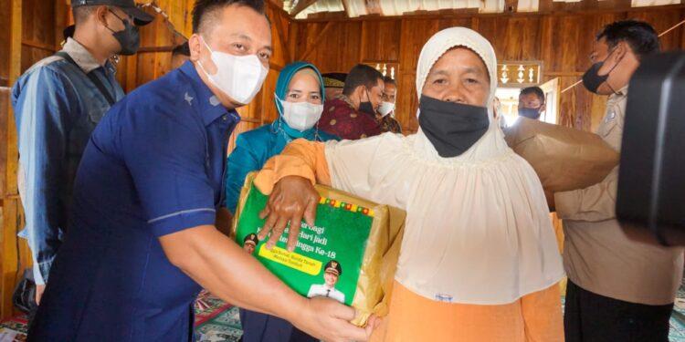 Jelang Perayaan HUT Kabupaten, Bupati Bagi-bagi Sembako