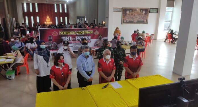 Serbuan Vaksinasi Kapolsek Medan Timur Dan Danramil 02/MT Bersama Yayasan Wijaya