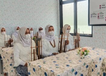 Presiden Jokowi Saksikan Istri Dandenhanud Paskhas 477 Natuna Bermain Angklung