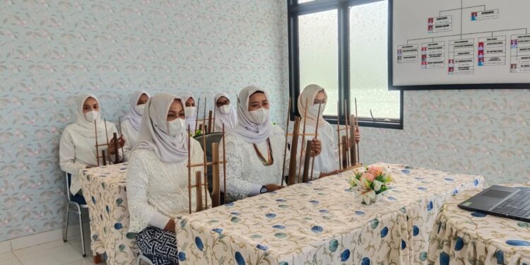 Presiden Jokowi Saksikan Istri Dandenhanud Paskhas 477 Natuna Bermain Angklung