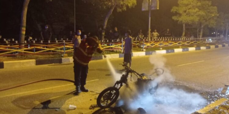 Selang Minyak Bocor, Motor Di Karimun Ludes Terbakar