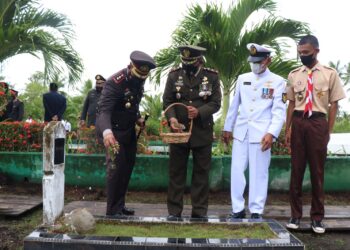 Peringati Hari Pahlawan, Bupati dan Kapolres Meranti Tabur Bunga di Makam Pahlawan