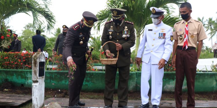 Peringati Hari Pahlawan, Bupati dan Kapolres Meranti Tabur Bunga di Makam Pahlawan