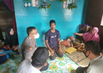 Didampingi Kapolsek Bangko, Kapolres Rohil Kunjungi Anak Penderita Inspeksi Kepala