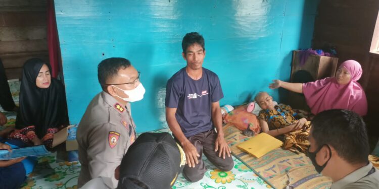 Didampingi Kapolsek Bangko, Kapolres Rohil Kunjungi Anak Penderita Inspeksi Kepala