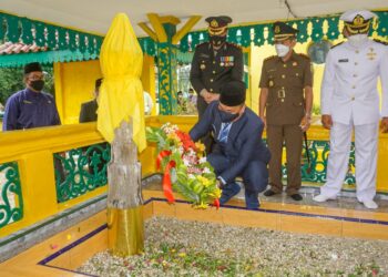 Usai Pimpin Apel, Nizar Ziarahi Makan Pahlawan SMRS