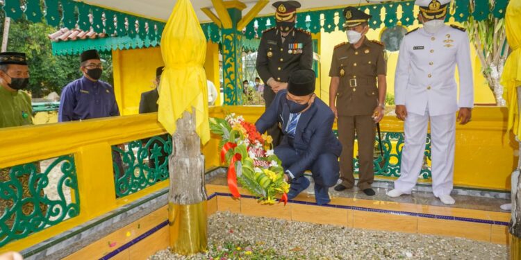 Usai Pimpin Apel, Nizar Ziarahi Makan Pahlawan SMRS
